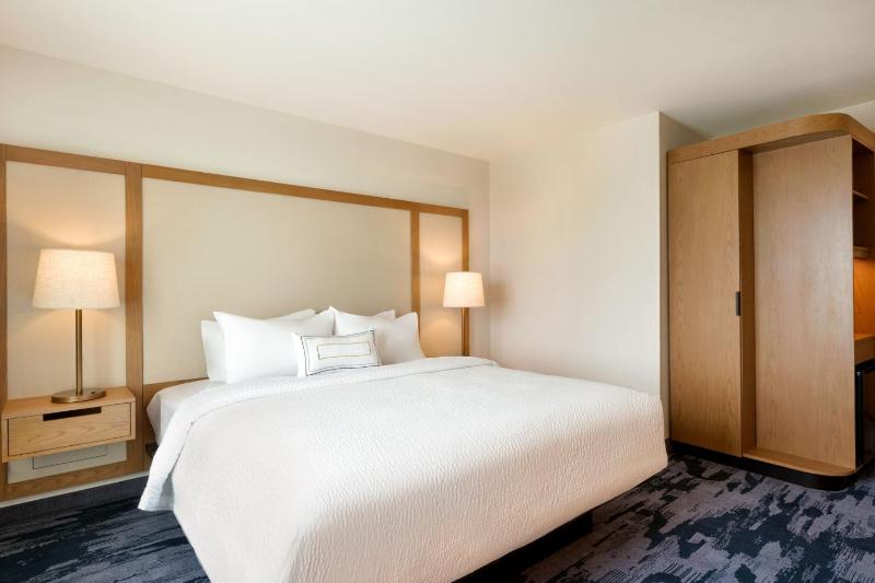 King Guest Room with City View image 4