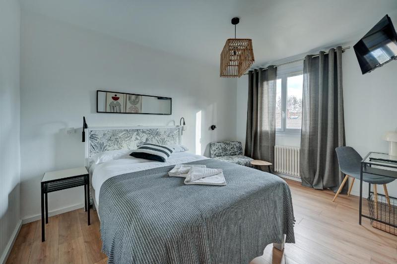 Double Room with Garden View image 4