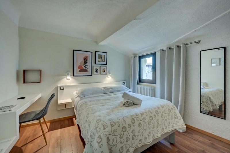 Standard Double Room image 3