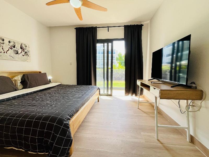 New condo with direct access to the pool - image 28