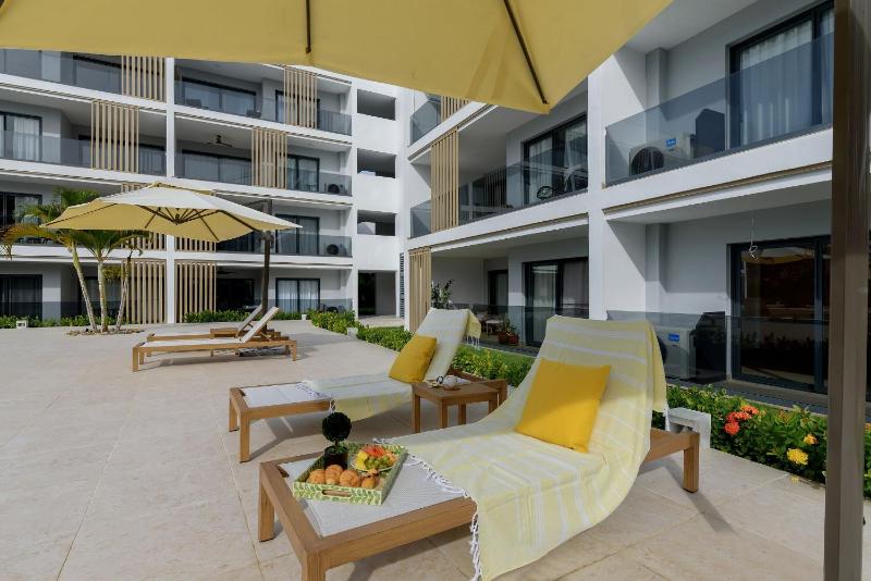 New condo with direct access to the pool - image 27