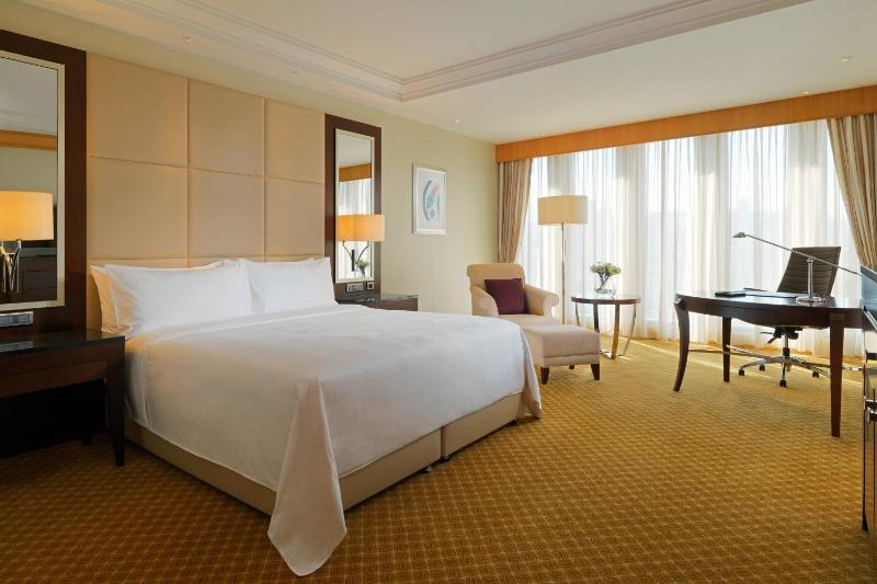 Deluxe Room with City View image 3