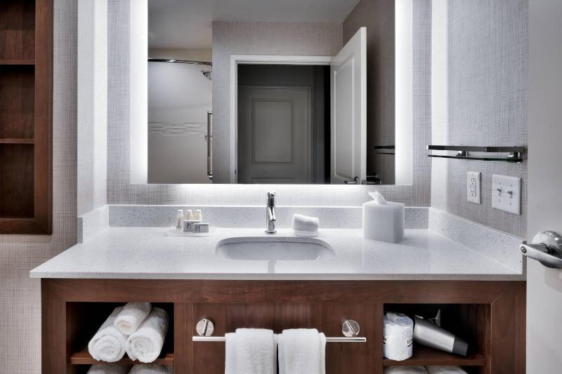 One-Bedroom Suite image 3