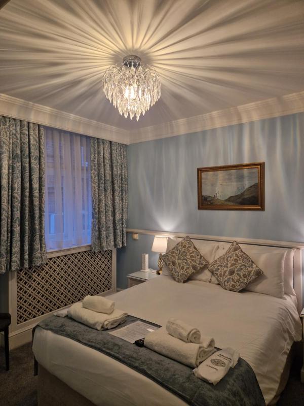 Double Room image 4