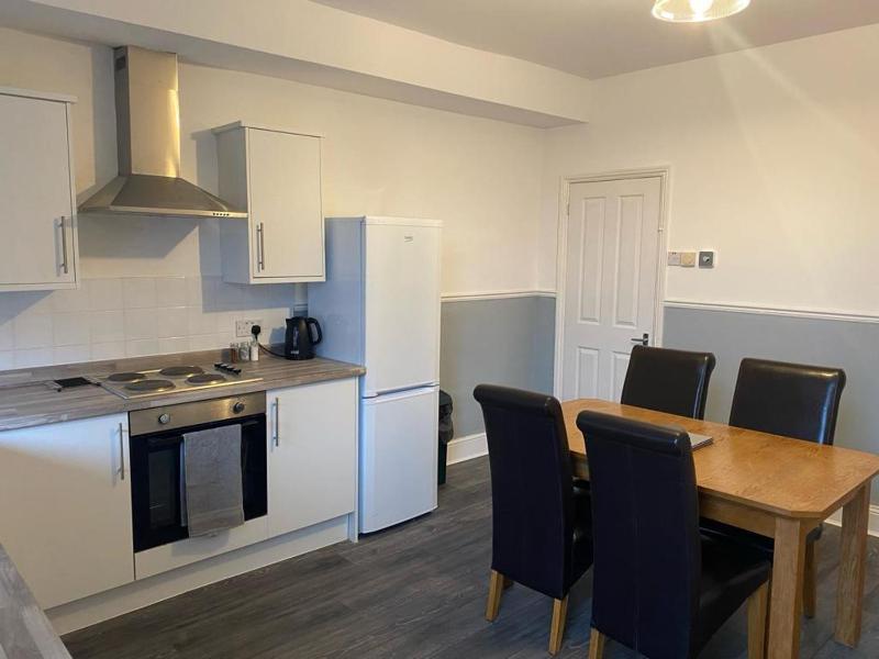 Spacious 4 Bedroom Townhouse - image 6