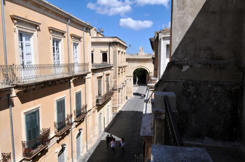 Double Room with Terrace and City View image 4
