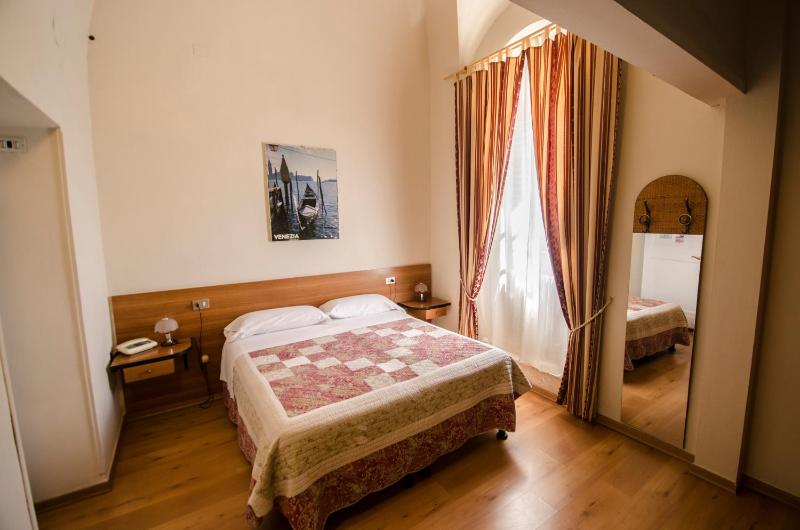 Hotel Iris - image 8