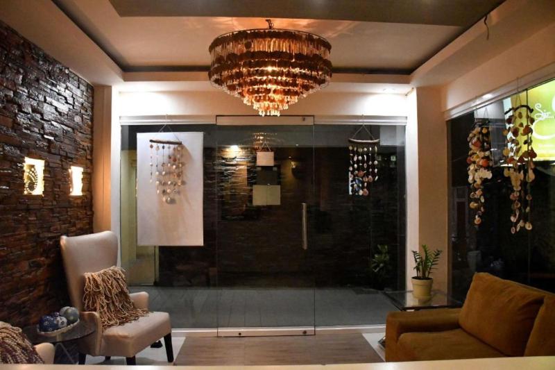 RedDoorz at Sir G Hotel D'Mall Boracay - image 17