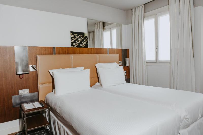 Superior Twin Room image 4
