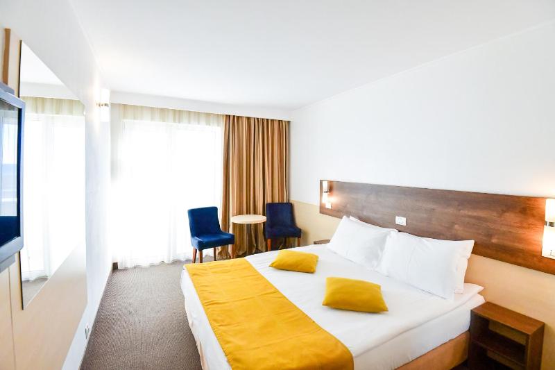 Superior Queen Room with Seaview, queen or twin bed, JUNONA Building image 4
