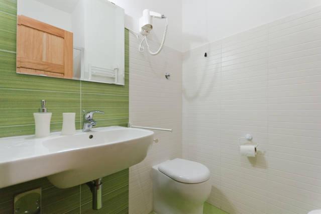 Double Room image 4