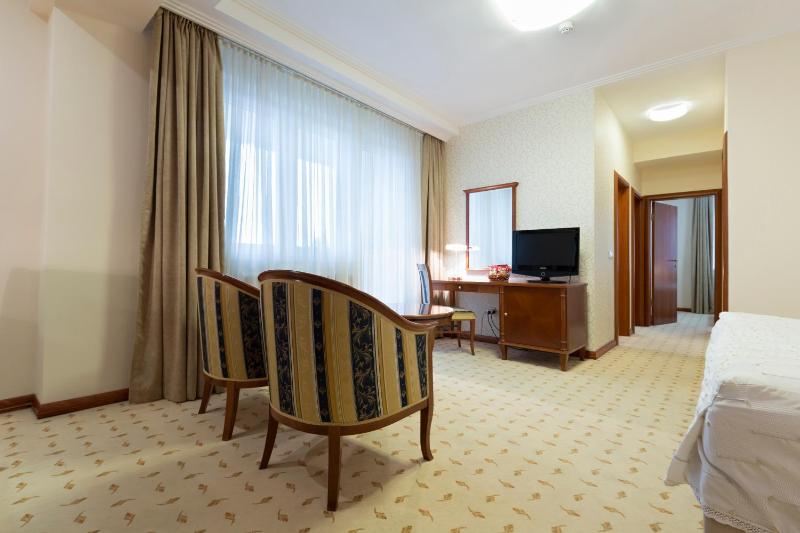 Two-Bedroom Suite  with Free Parking image 4