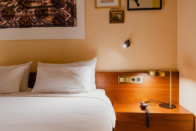 Indoor Double or Twin Room, No Direct Daylight image 2