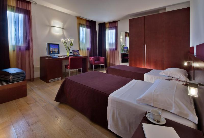 Twin Room image 1