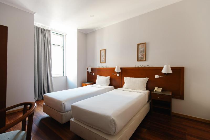 Twin Room image 4