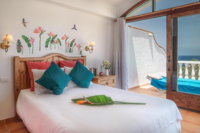 Deluxe One-Bedroom Apartment with Ocean View image 1