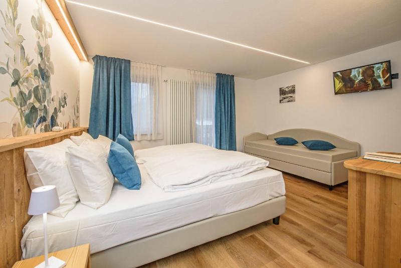 Superior Double or Twin Room with Terrace image 3