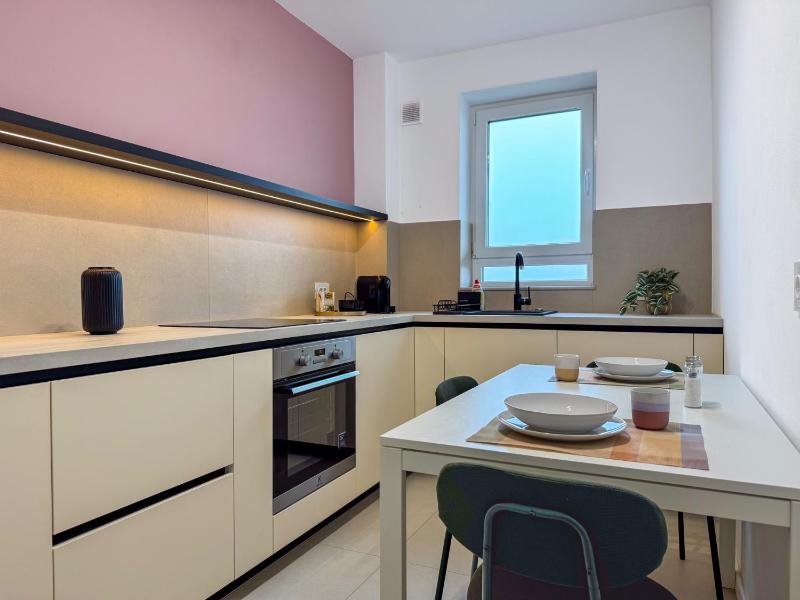 Cozy CityScape Blush Pink Cozy modern apt - image 16
