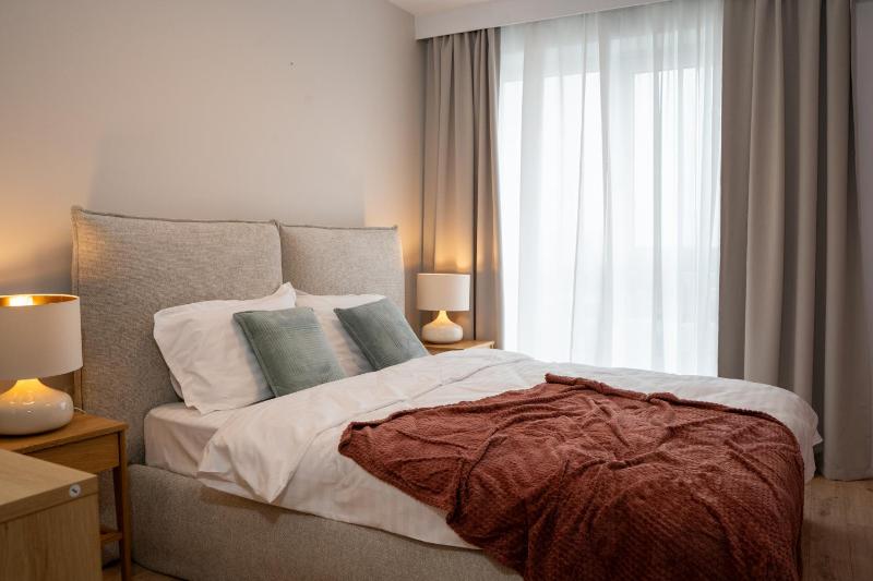 Cozy CityScape Blush Pink Cozy modern apt - image 7
