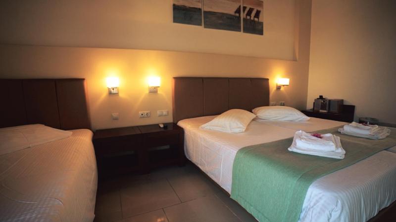 Triple Room with Sea View image 2