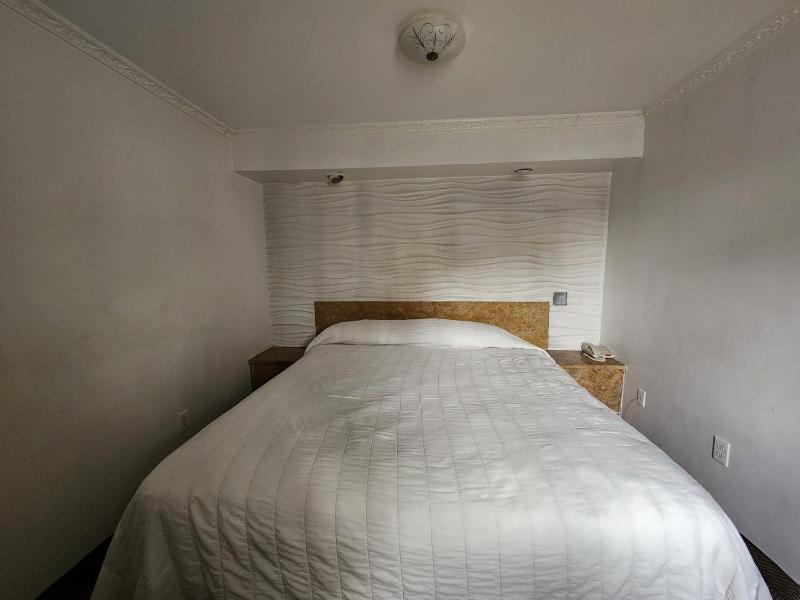 Standard King Room image 2