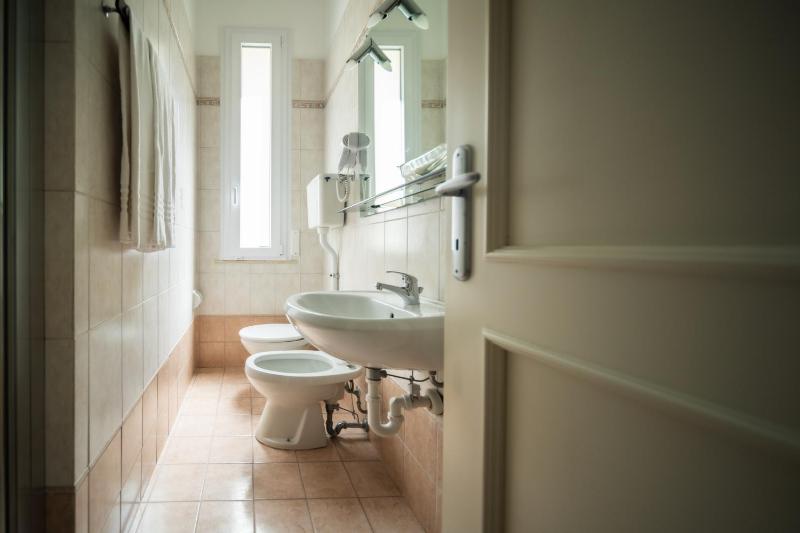 Standard Single Room image 2