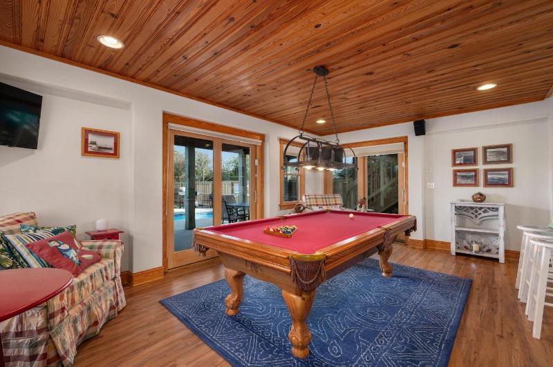 Seaglass Solitude: Oceanside Private Pool Elevator Hot Tub Pool Table - image 13