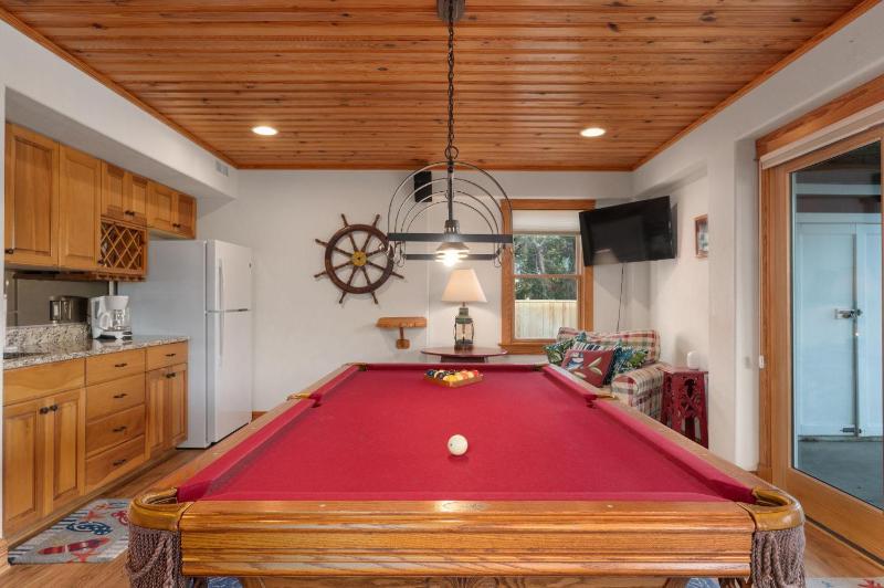 Seaglass Solitude: Oceanside Private Pool Elevator Hot Tub Pool Table - image 4