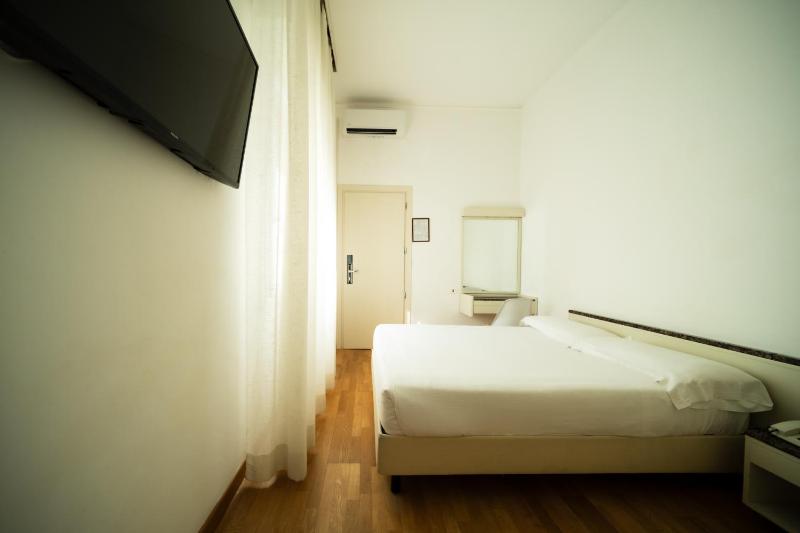 Economy Double Room image 4