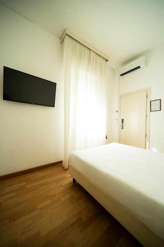 Economy Double Room image 3