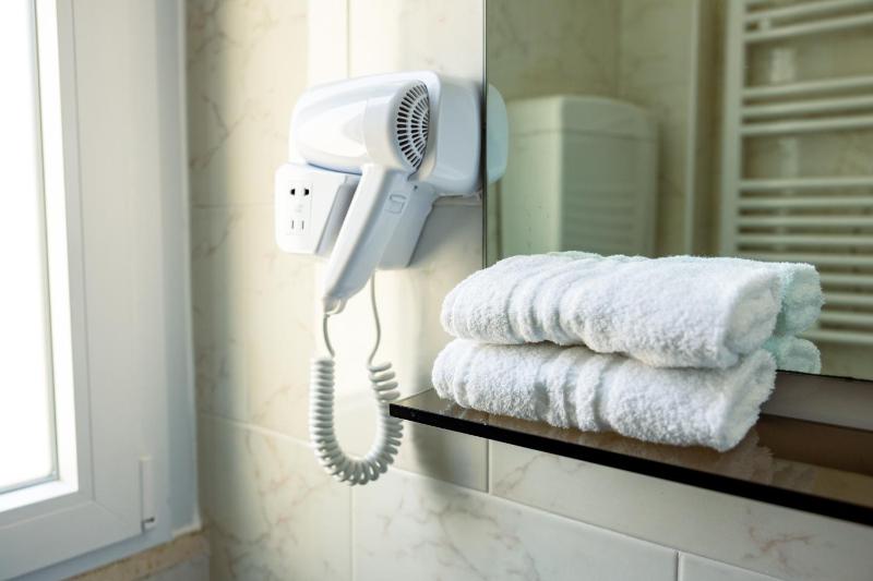 Standard Single Room image 3