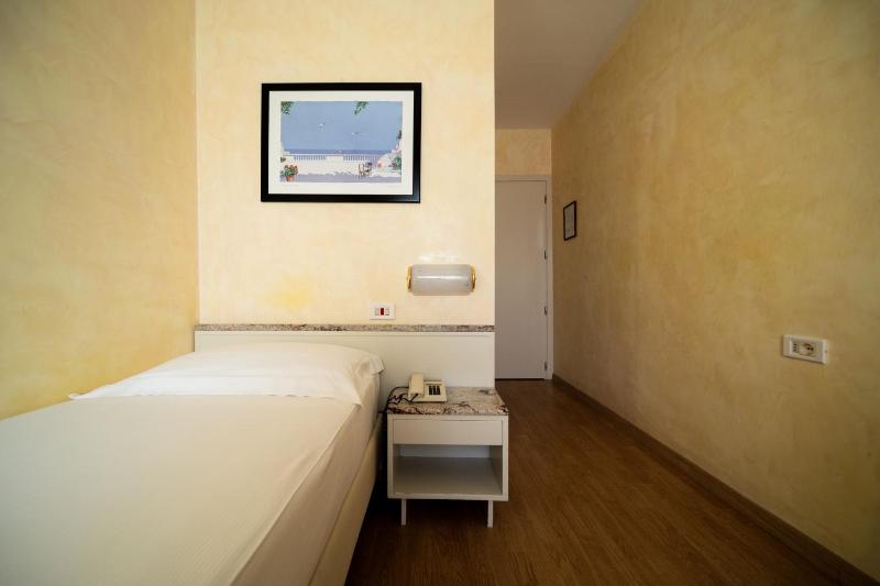 Standard Single Room image 4