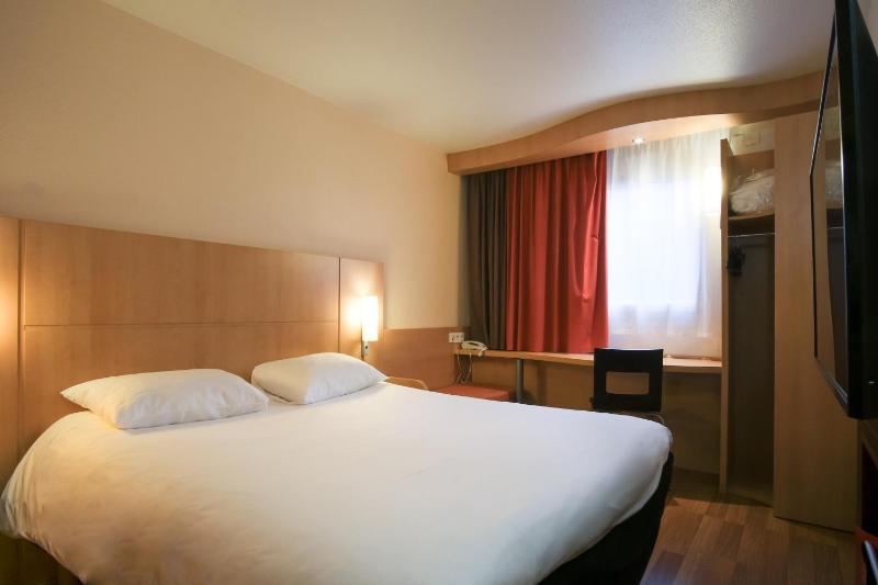 Standard Double Room image 2