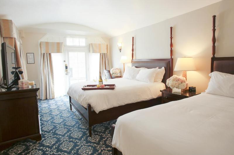 Raincross Queen Room image 2