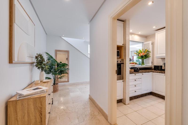 VACATION MARBELLA I La Alzambra Peaceful Hideaway with Sea views Close to Puerto Banus Large Communal Pool Luxury Renovated Interiors Sun-Drenched Terrace - image 16