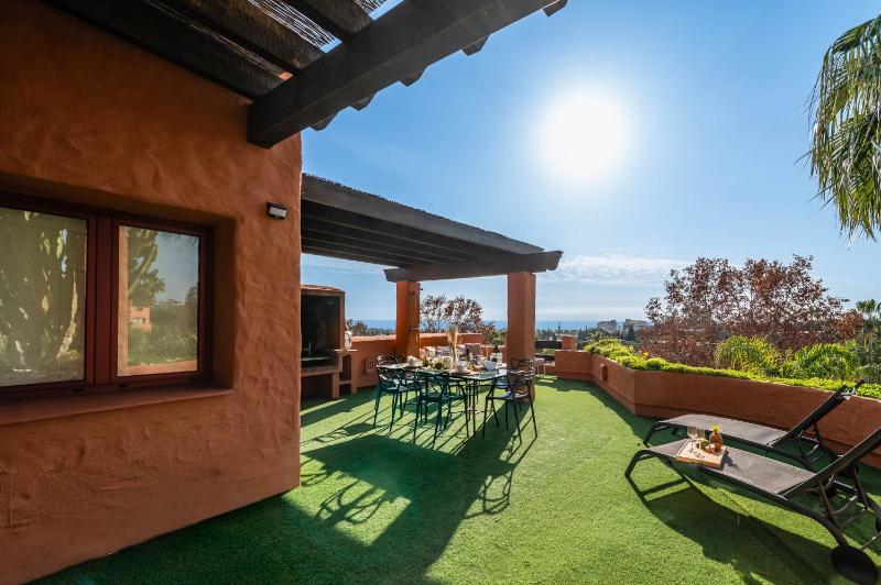 VACATION MARBELLA I La Alzambra Peaceful Hideaway with Sea views Close to Puerto Banus Large Communal Pool Luxury Renovated Interiors Sun-Drenched Terrace - image 31