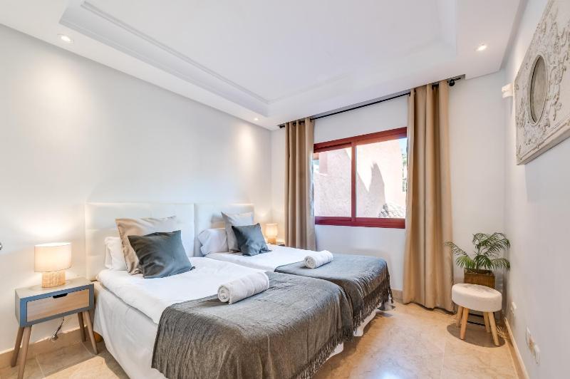VACATION MARBELLA I La Alzambra Peaceful Hideaway with Sea views Close to Puerto Banus Large Communal Pool Luxury Renovated Interiors Sun-Drenched Terrace - image 4