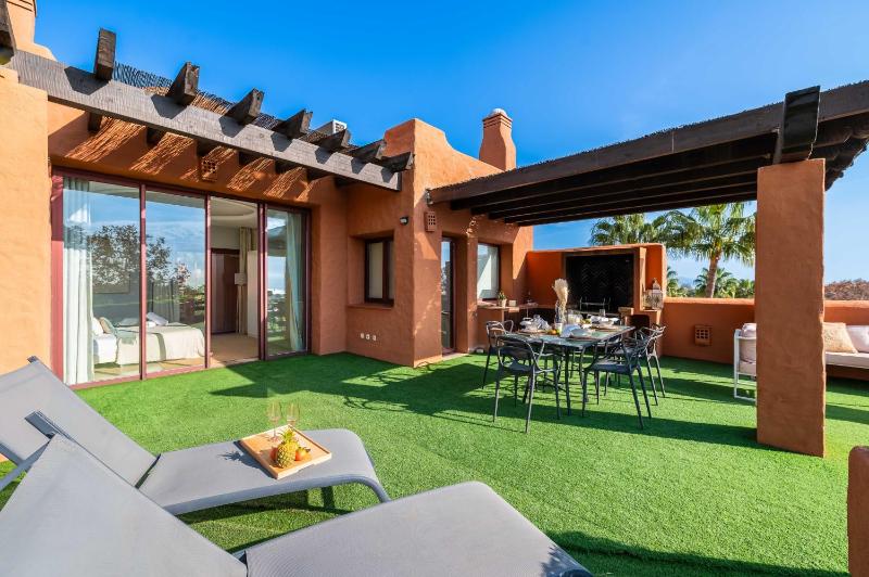 VACATION MARBELLA I La Alzambra Peaceful Hideaway with Sea views Close to Puerto Banus Large Communal Pool Luxury Renovated Interiors Sun-Drenched Terrace - image 10
