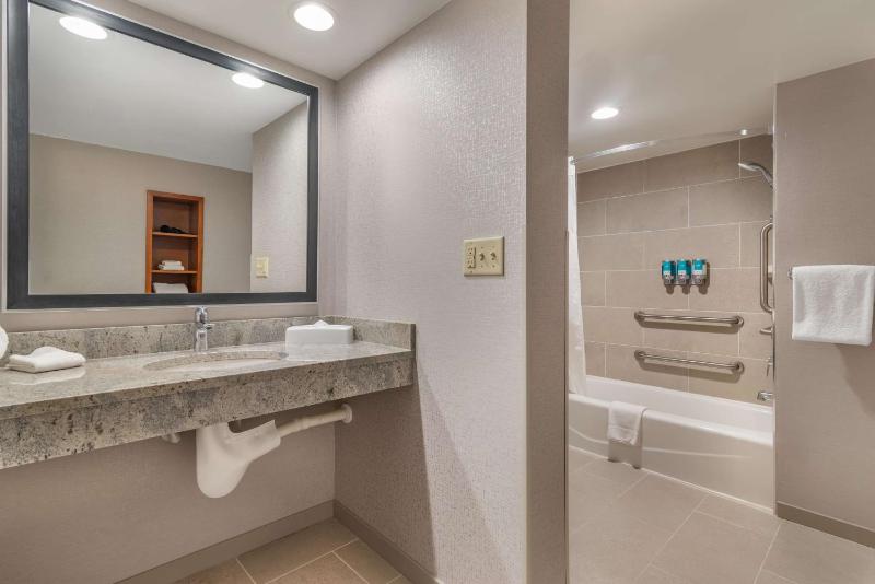 Deluxe Queen Room with Two Queen Beds - Accessible, Tub image 2