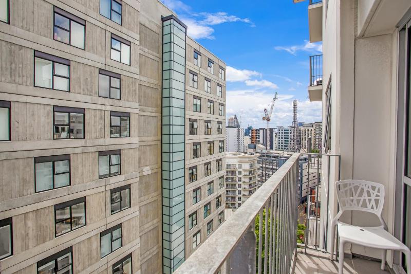 City Verve 2BR Apt with City Views and Wi-Fi - image 10
