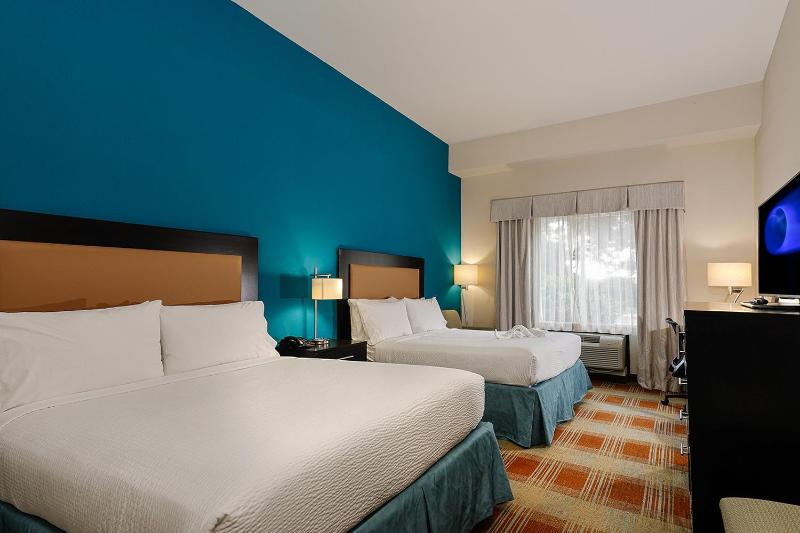 Standard Queen Room with Two Queen Beds image 1