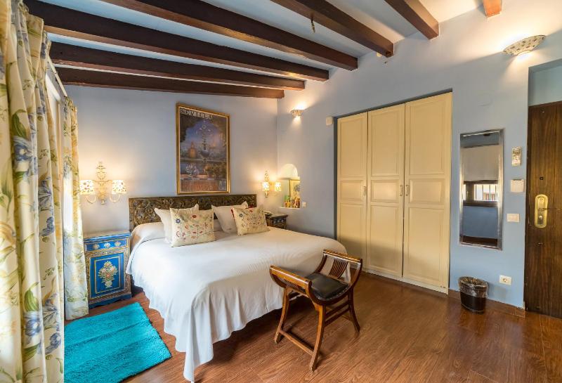 Double Room image 3