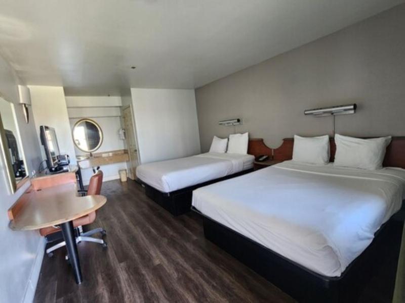 Queen Room with Two Queen Beds - Smoking image 3