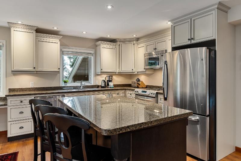 4BR | Blueberry Hill Estates | Lake View | Tranquil Setting | Gourmet Kitchen | Family-Sized - image 11