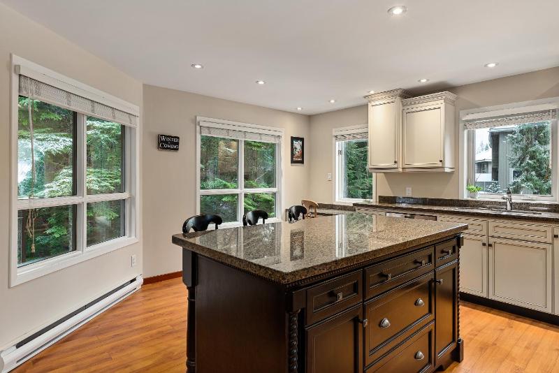 4BR | Blueberry Hill Estates | Lake View | Tranquil Setting | Gourmet Kitchen | Family-Sized - image 17
