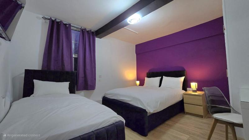 Triple Room with Shared Bathroom image 1
