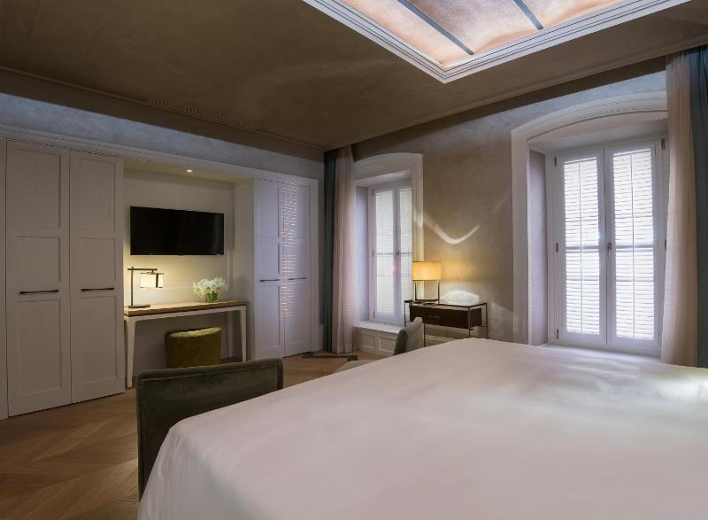 Corner Suite image 4