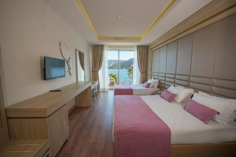 Standard Double or Twin Room with Sea View image 1