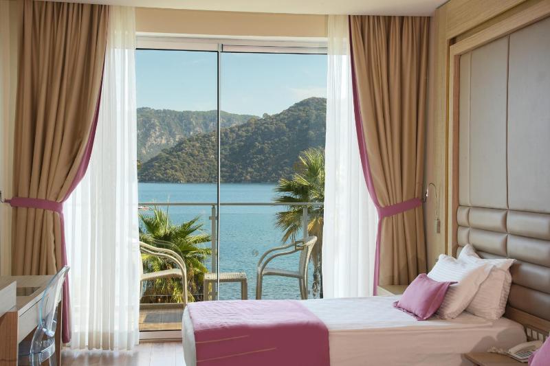 Standard Double or Twin Room with Sea View image 4