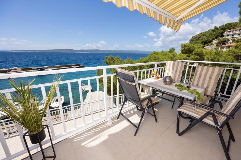 One-Bedroom Apartment with Balcony and Sea View image 1